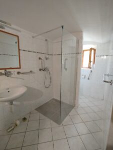 Instalatérské práce - Sprchová zástěna s extrémně odolným kaleným sklem 8 mm. BEZBARIÉROVÝ