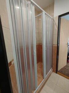 Instalatérské práce - Sprchové dveře skládací, Bílá / Plast