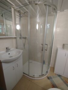 Instalatérské práce - Čtvrtkruhový sprchový kout s nízkou vaničkou.